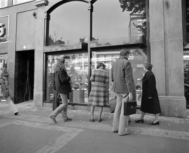 880179 Afbeelding van winkelend publiek voor de etalage van het warenhuis HEMA (Oudegracht 137) te Utrecht, waar de in ...